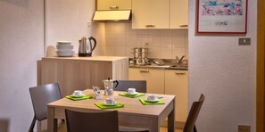 Superior Apartment, Kitchen | Private kitchenette | Fridge, stovetop, coffee/tea maker, electric kettle - Residence Kristall (Mezzana)