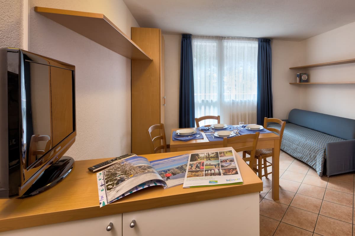 Superior-Apartment, Küche | Babybetten, kostenloses WLAN, Bettwäsche