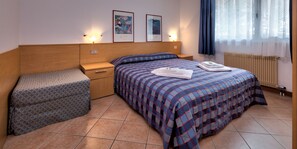 Superior Apartment, Kitchen | Cots/infant beds, free WiFi, bed sheets - Residence Kristall (Mezzana)