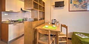 Refrigerador, placa de cocina, cafetera/tetera, tetera/pava eléctrica