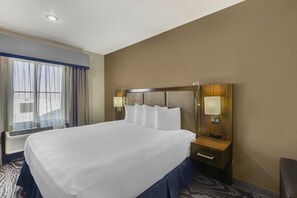 Suite, 1 kingsize bed, niet-roken, koelkast en magnetron (with Single Sofabed) | Een bureau, een laptopwerkplek, verduisterende gordijnen