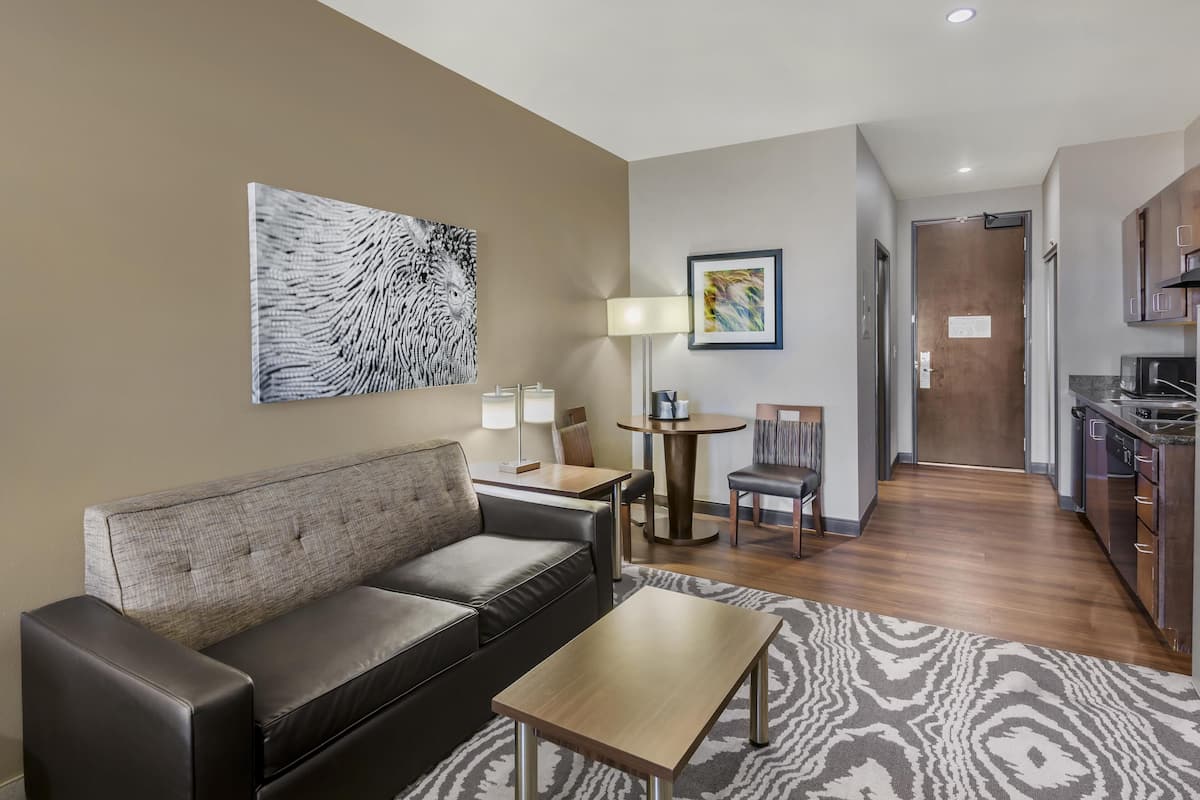 Suíte, 1 cama King, para não fumantes, geladeira e micro-ondas (with Single Sofabed) | Escrivaninha, espaço de trabalho para notebook, cortinas blackout