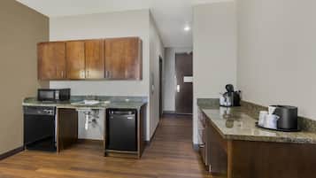 Suite, 1 King Bed, Accessible, Kitchen (with Single Sofabed) | Desk, laptop workspace, blackout drapes, soundproofing