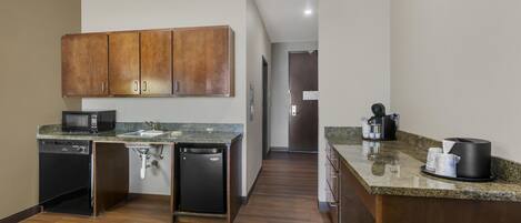 Suite, 1 King Bed, Accessible, Kitchen (with Single Sofabed)