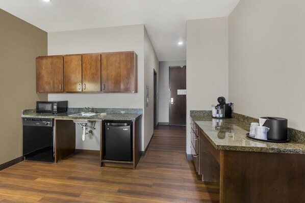 Suite, 1 King Bed, Accessible, Kitchen (with Single Sofabed)