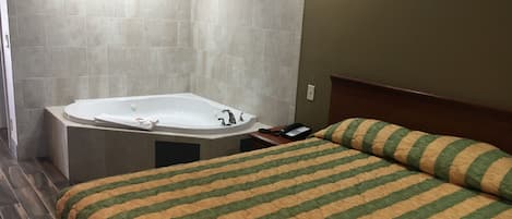 Työpöytä, pimennysverhot, silitysrauta/-lauta, Wi-Fi