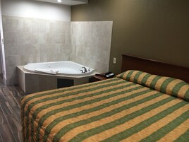 Escritorio, cortinas blackout, tabla de planchar con plancha y wifi 