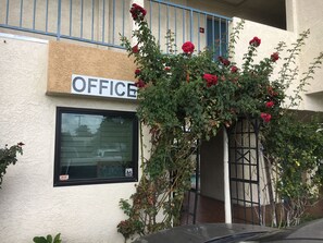 Front of property - Bellflower Travel Inn (Bellflower)