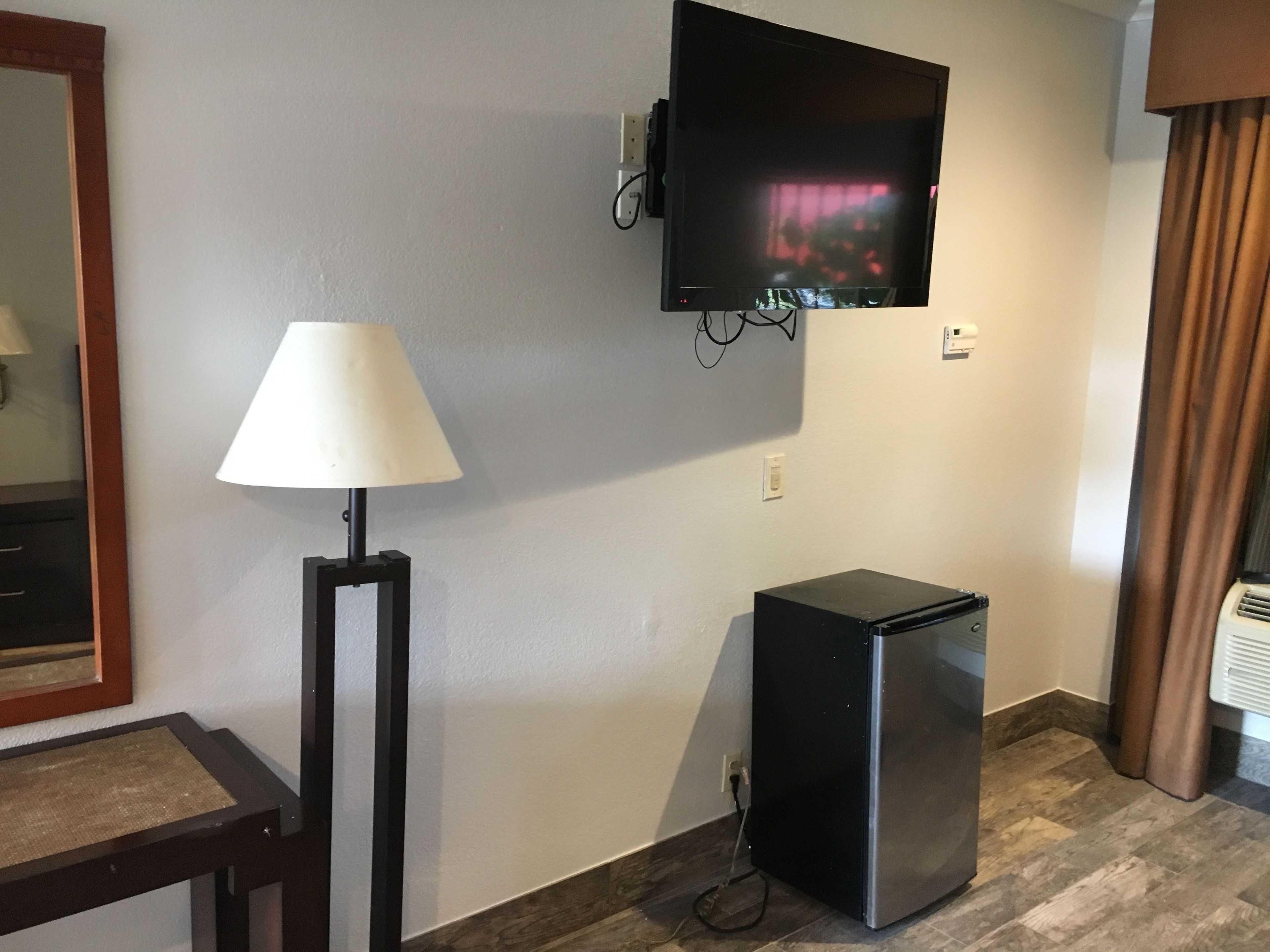 書桌、遮光布/窗簾、熨斗/熨衣板、無線上網