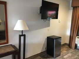 Escritorio, cortinas blackout, tabla de planchar con plancha y wifi 