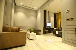 高档床上用品、迷你吧、客房内保险箱、特色装修