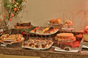 Colazione a buffet, servita tutte le mattine (15 EUR a persona)