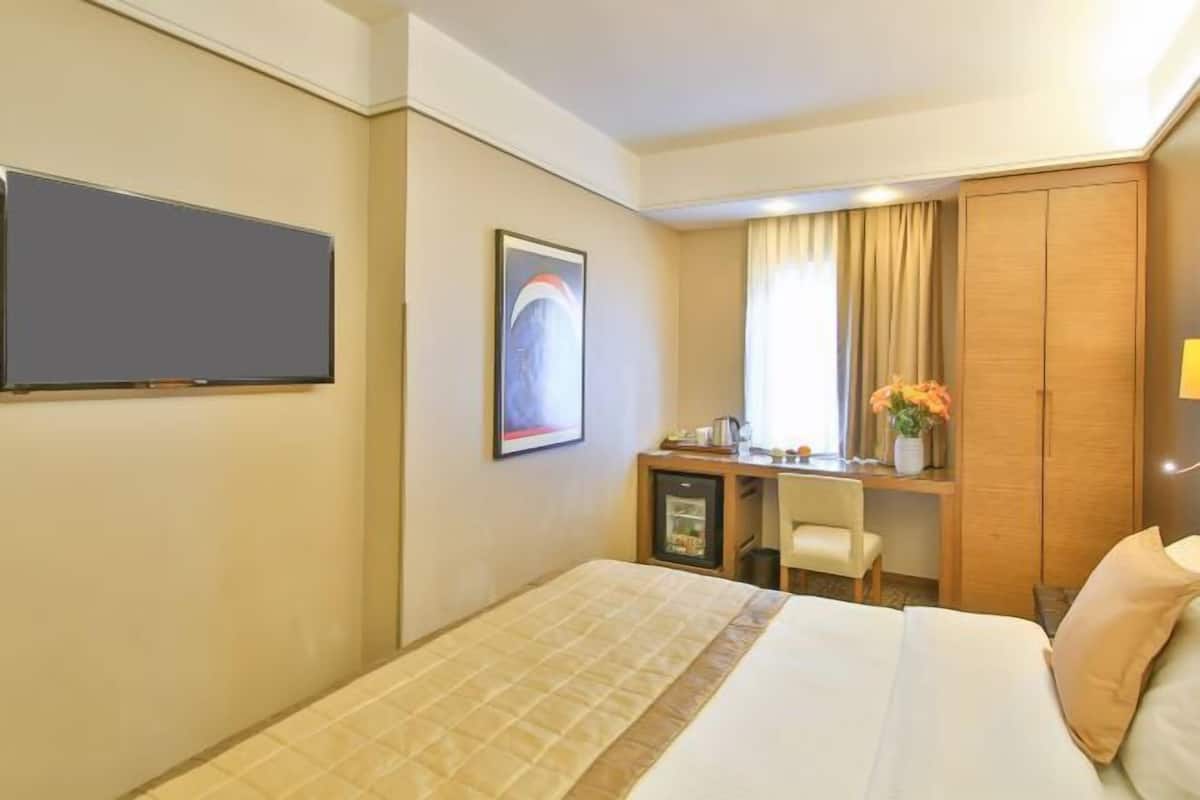 Roupas de cama premium, frigobar, cofres nos quartos, escrivaninha