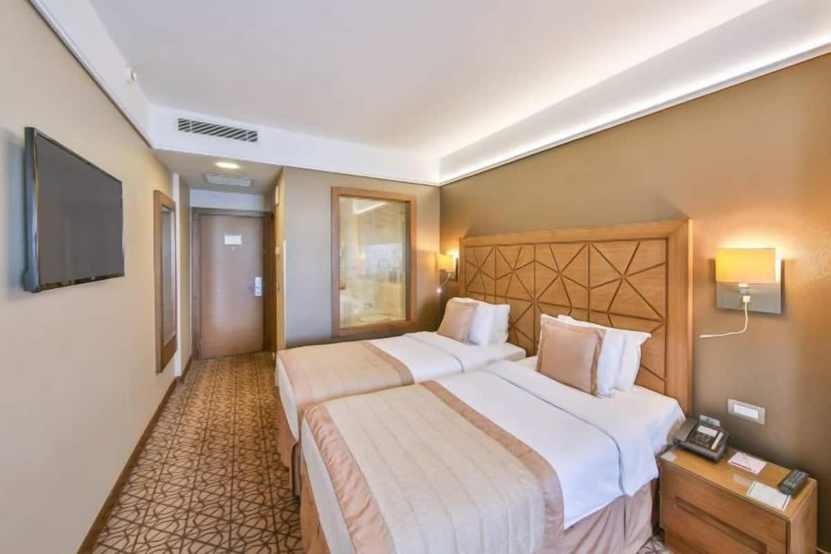 Roupas de cama premium, frigobar, cofres nos quartos, escrivaninha