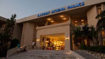 Boendets fasad - kväll/natt