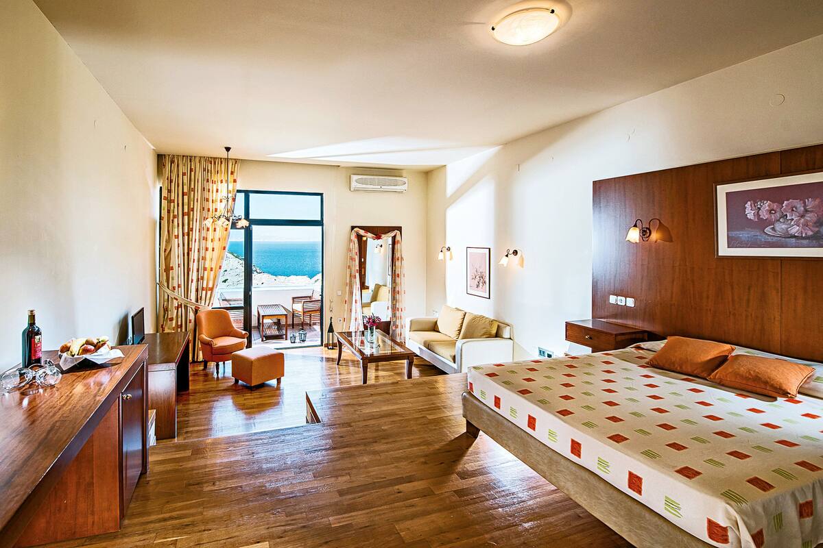 Minibar, in-room safe, blackout curtains, free WiFi