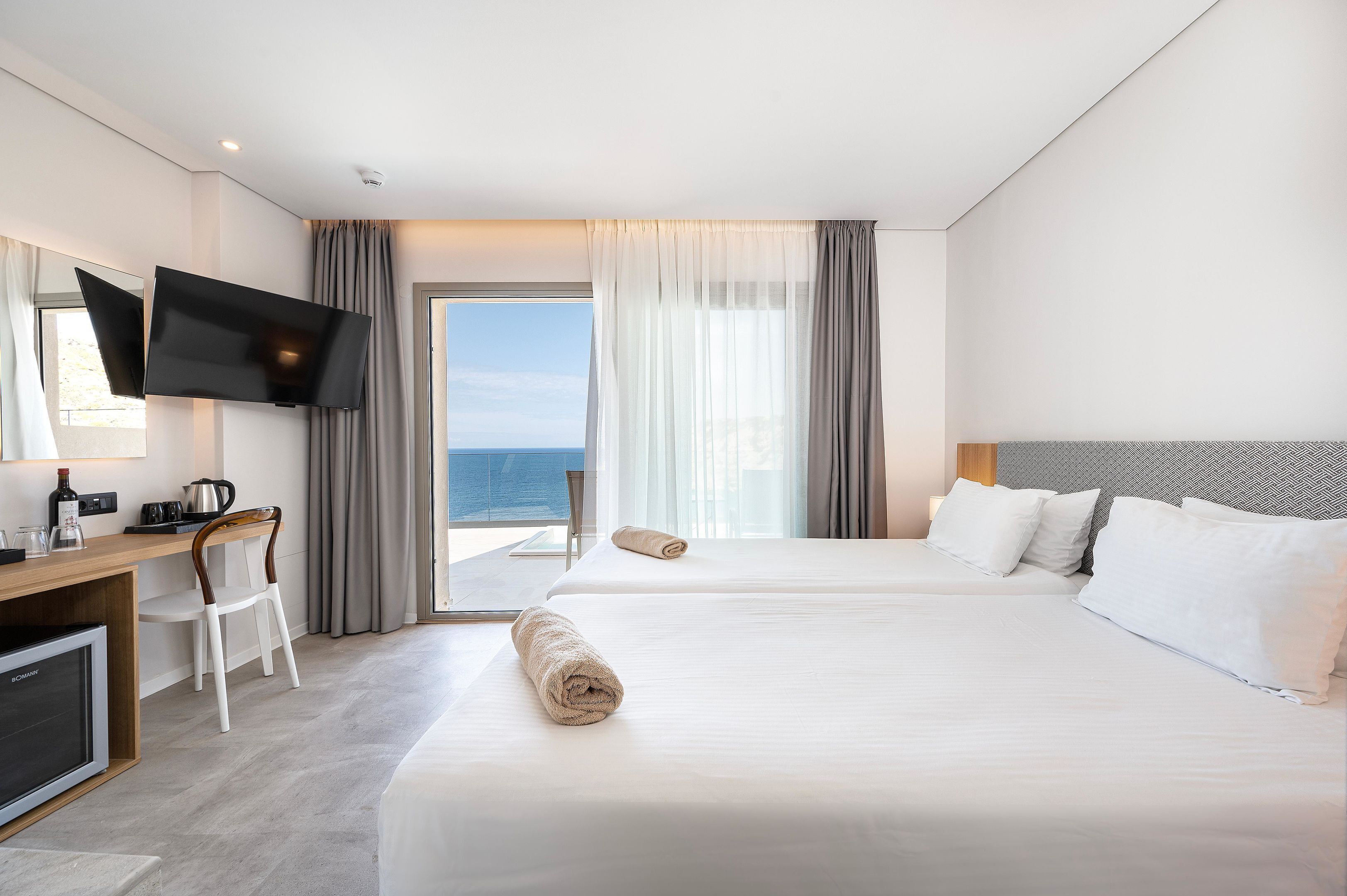 ميني بار وخزنة داخل الغرفة وستائر تعتيم وواي فاي مجانًا