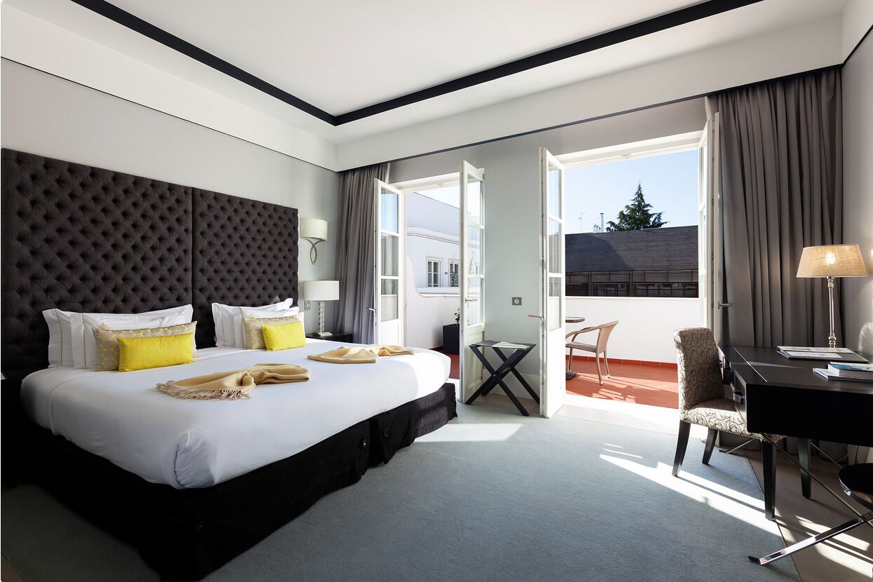 Bộ đồ giường cao cấp, minibar, két bảo mật tại phòng 