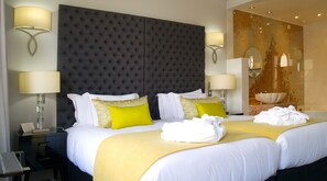 Ropa de cama de alta calidad y minibar 