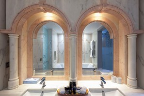 Suite | Bathroom | Free toiletries, hair dryer, bathrobes, towels