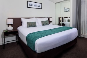 Directors Suite | Desk, laptop workspace, blackout curtains, soundproofing - Quest Rotorua Central (Rotorua)