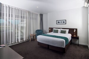 Executive Studio, 1 King Bed, Hot Tub | Desk, laptop workspace, blackout curtains, soundproofing