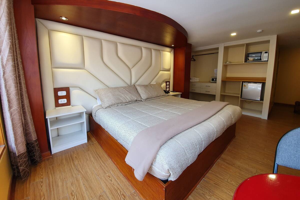 Quarto casal luxo, 1 cama King | Edredons de pluma, frigobar, cofres nos quartos, Wi-Fi de cortesia
