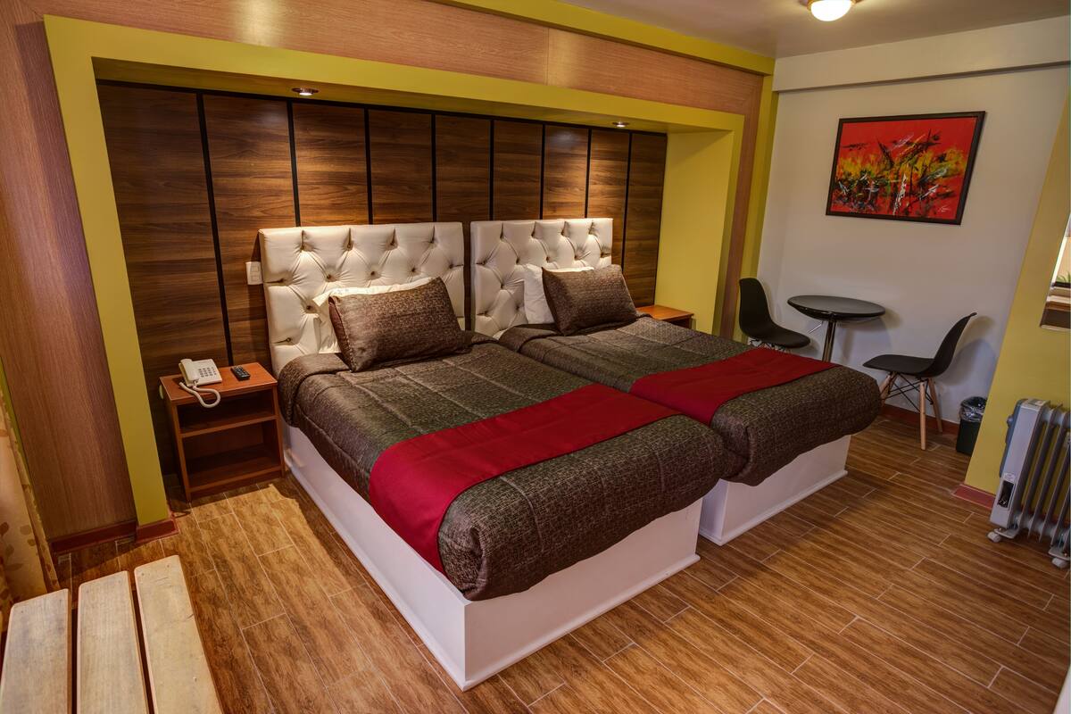 Quarto duplo superior, 2 camas de solteiro | Edredons de pluma, frigobar, cofres nos quartos, Wi-Fi de cortesia