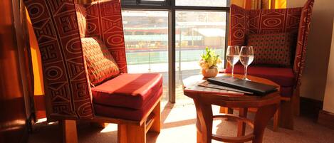 Habitación Deluxe, baño en la habitación, vista a la ciudad | Edredón, caja de seguridad en la habitación, wifi gratis y ropa de cama