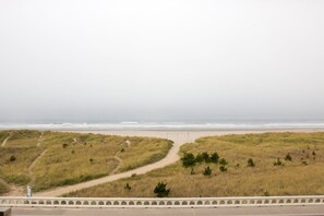 On the beach - Hi-Tide Oceanfront Inn (Seaside)