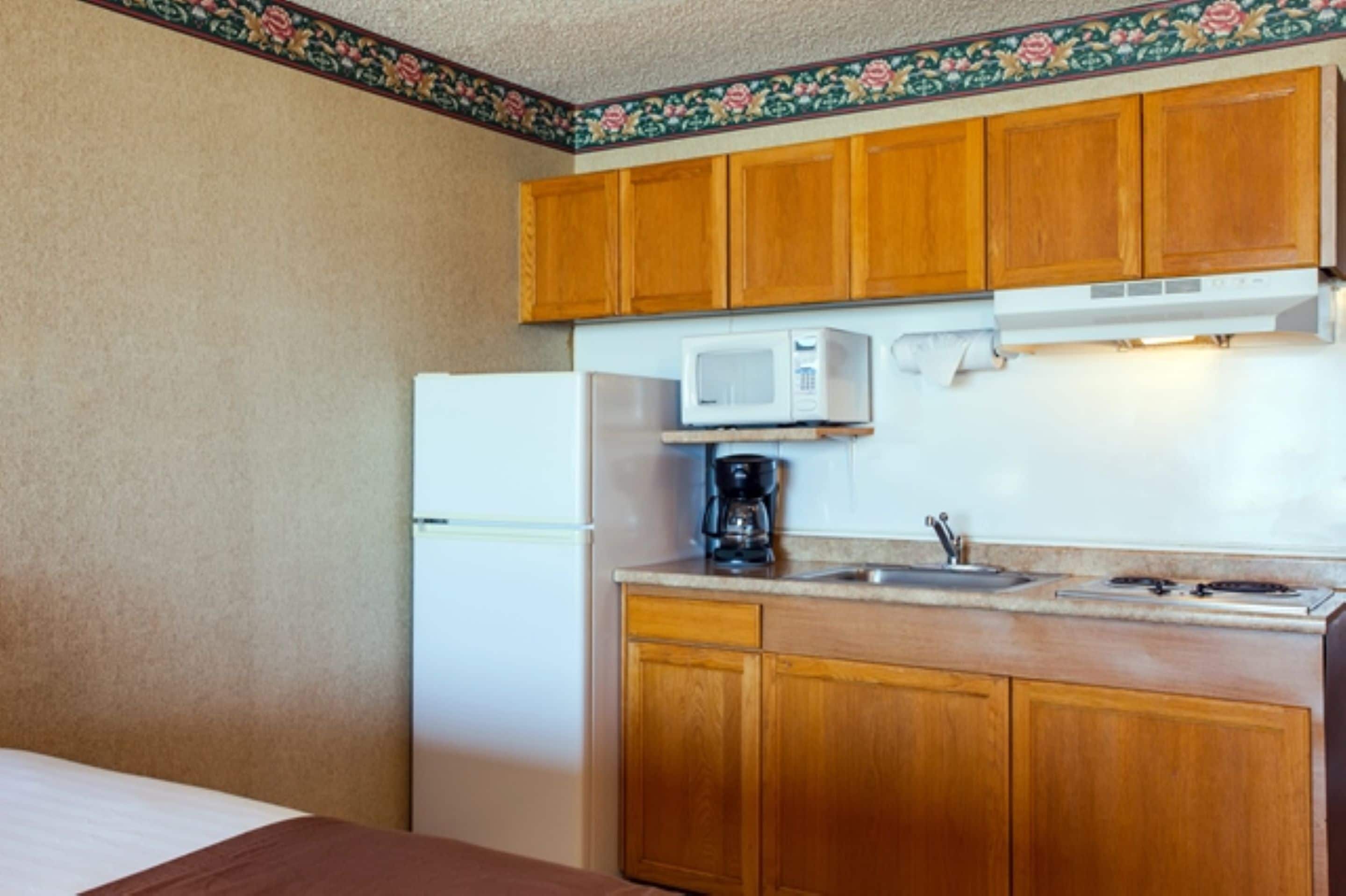 triple room, multiple beds, ocean view | private kitchenette | microwave, coffee/tea maker