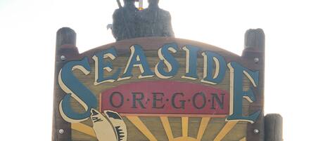 Un cartello di legno con la scritta 'Seaside Oregon' e 'fine del sentiero di Lewis & Clark 1805-1806'.