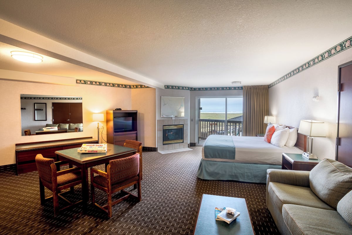 Single King Jacuzzi Partial View | 1 bedroom, blackout drapes, free WiFi, bed sheets
