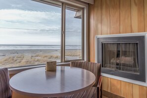 Blackout drapes, free WiFi, bed sheets - Ebb Tide Oceanfront Inn (Seaside)