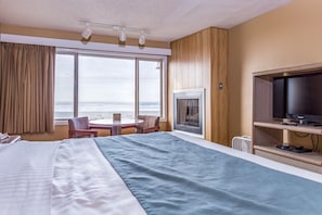 1 King Oceanfront, No Elevator Access | 1 Schlafzimmer, Verdunkelungsvorhänge, kostenloses WLAN, Bettwäsche