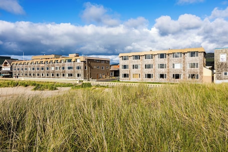 Exterior. Ebb Tide Oceanfront Inn