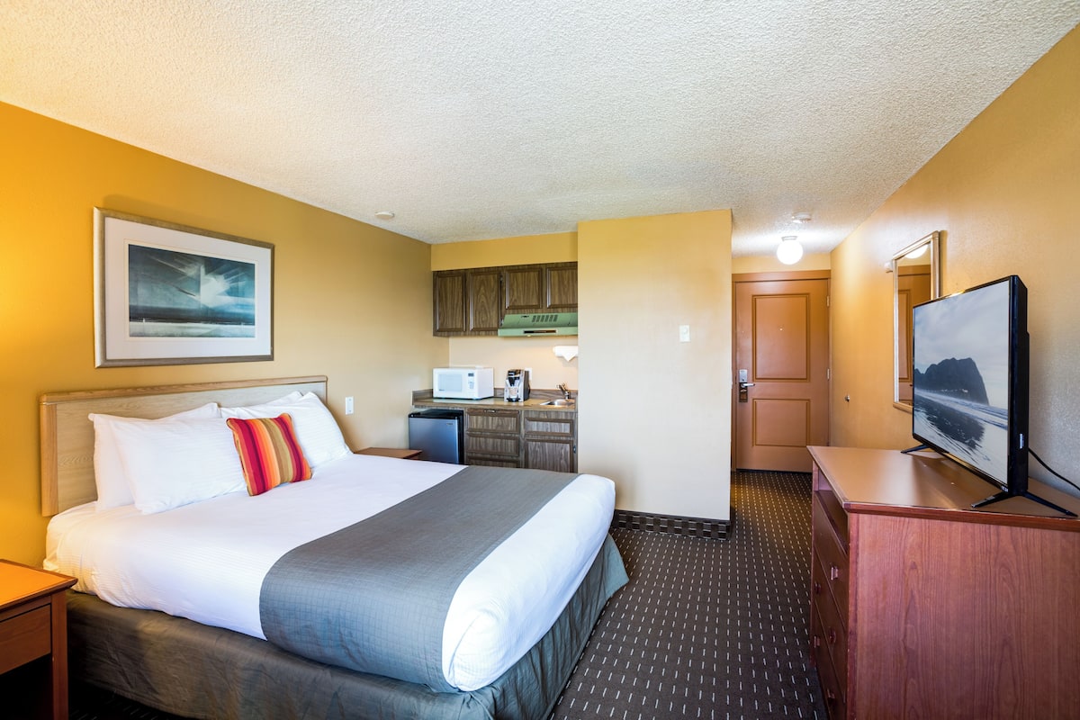 1 bedroom, blackout drapes, free WiFi, bed sheets