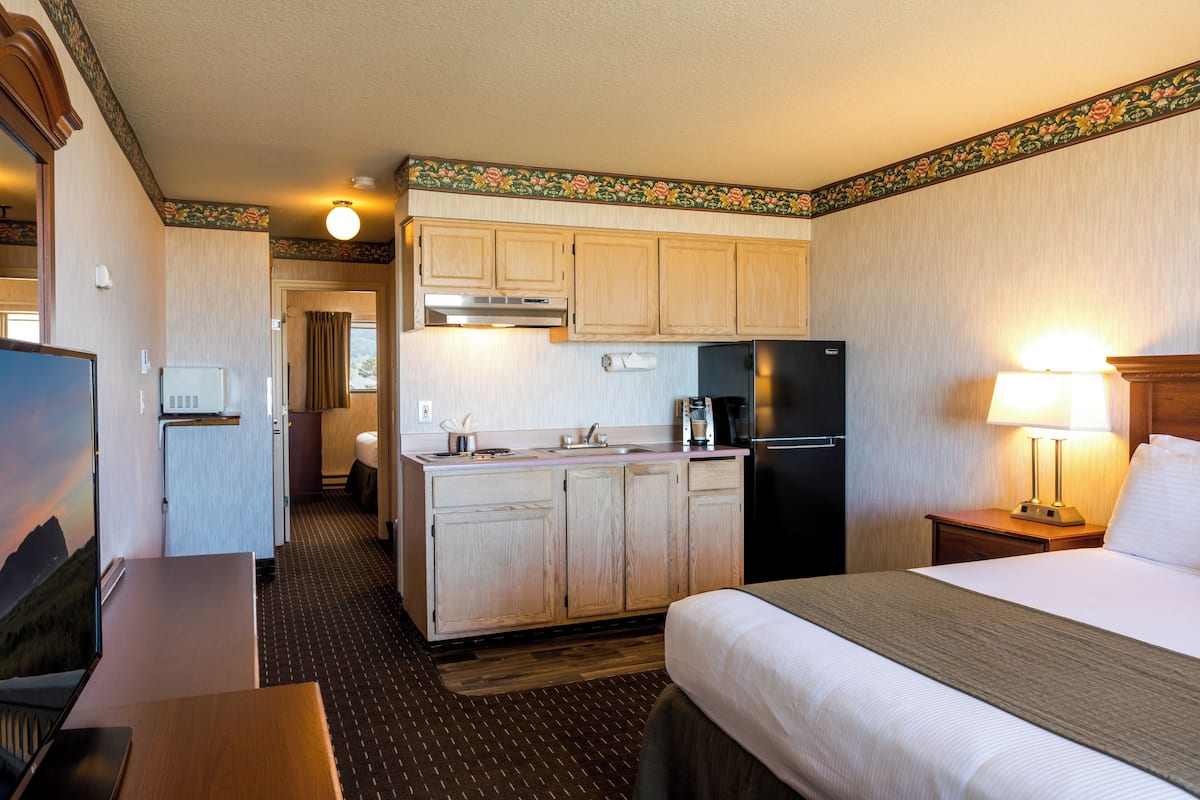 3 Queen Ground Level w/ Kitchenette | 1 bedroom, blackout drapes, free WiFi, bed sheets
