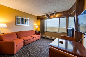 Single Queen Ocean View Suite | Blackout drapes, free WiFi, bed sheets