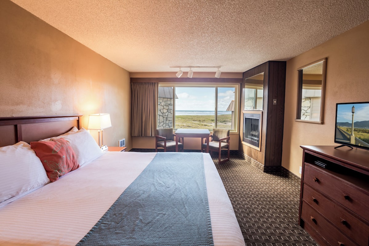 1 King Partial View, No Elevator Access | 1 bedroom, blackout drapes, free WiFi, bed sheets