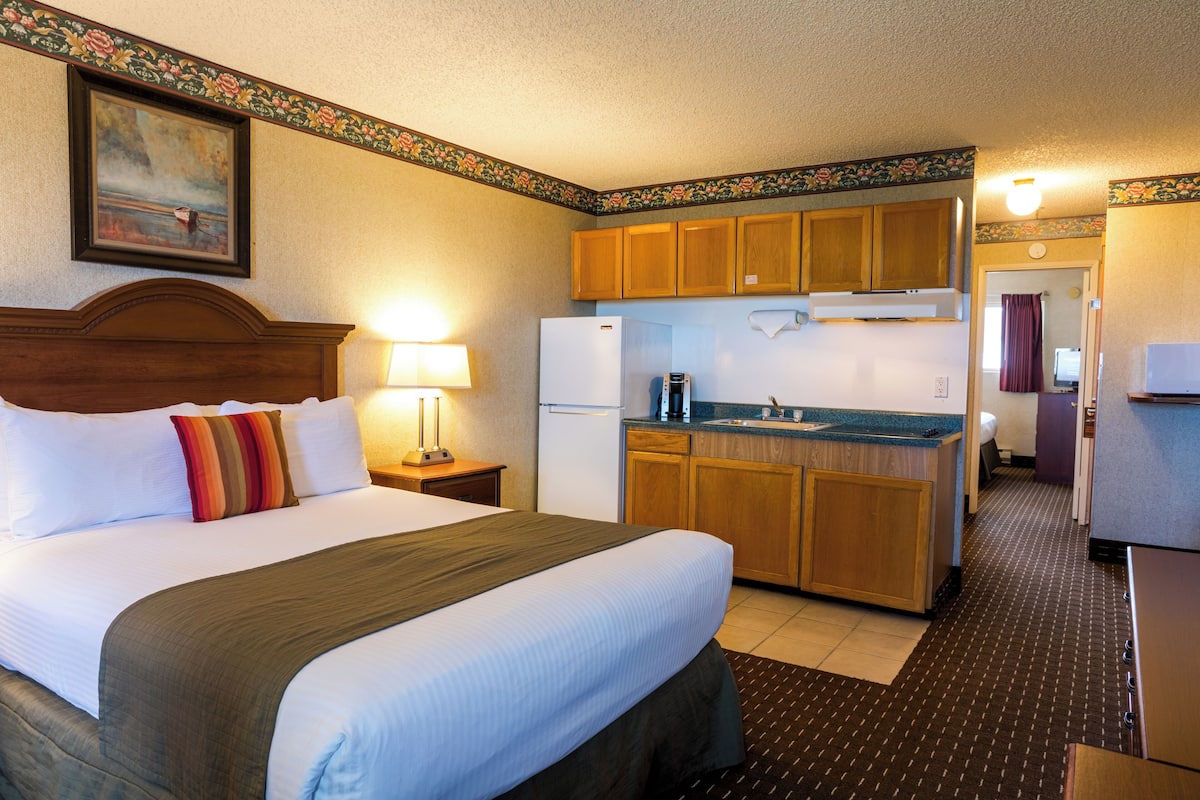 triple room, multiple beds, ocean view | 1 bedroom, blackout curtains, free wifi, bed sheets