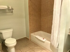 Kombinasi shower/bathtub dan perlengkapan mandi gratis