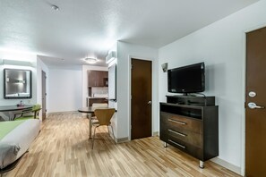 Free WiFi, bed sheets - Studio 6 Orange, TX (Orange)