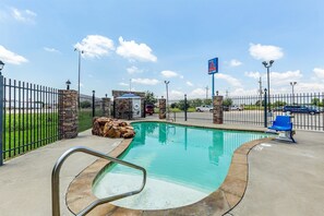 Outdoor pool - Studio 6 Orange, TX (Orange)