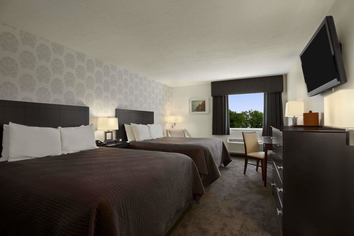 Hypo-allergenic bedding, desk, iron/ironing board, free WiFi