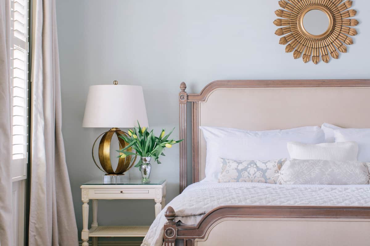 1 grand lit queen-size