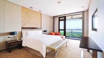 Minibar, individually decorated, desk, soundproofing