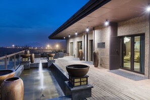 Minibar, decoración personalizada y escritorio