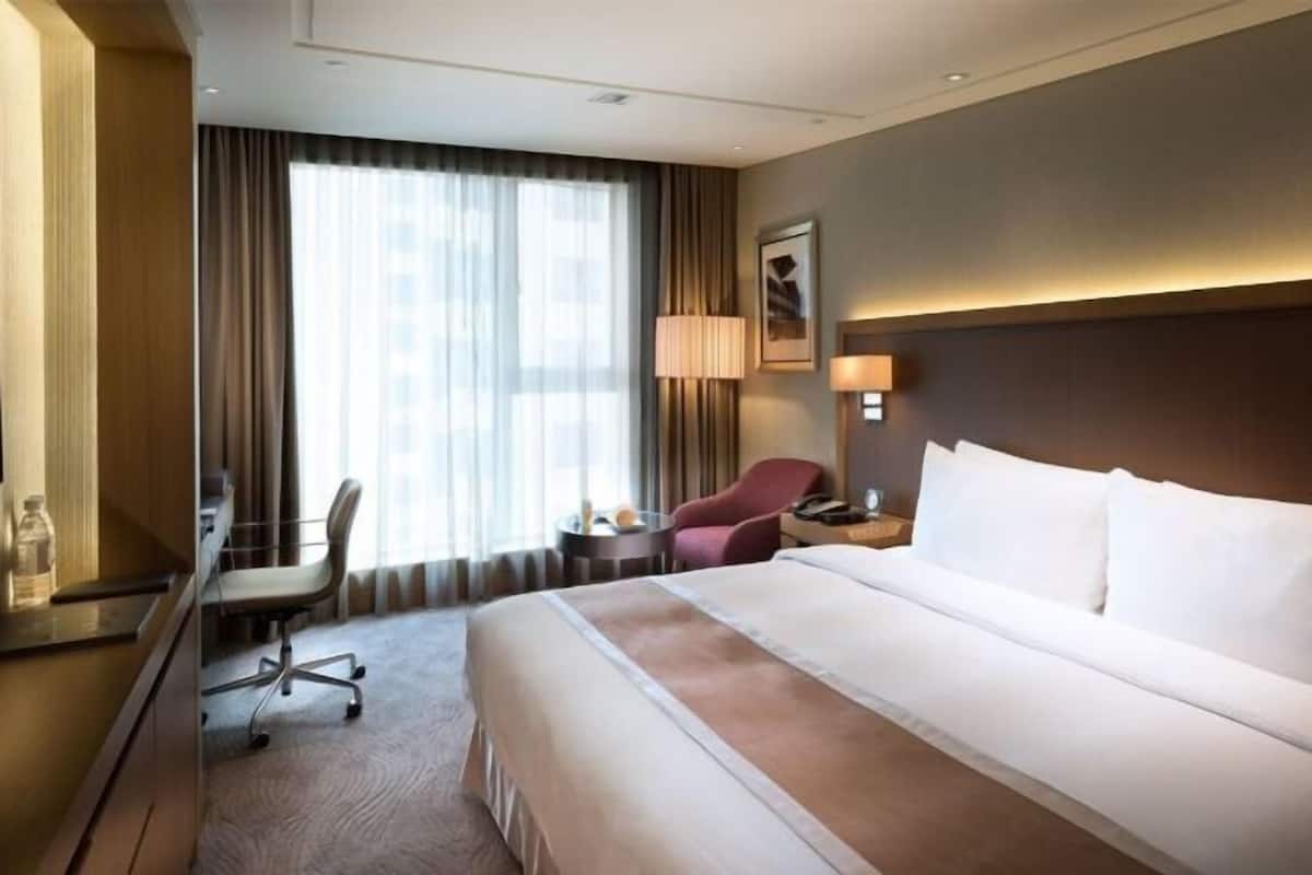 1 bedroom, down duvets, in-room safe, desk