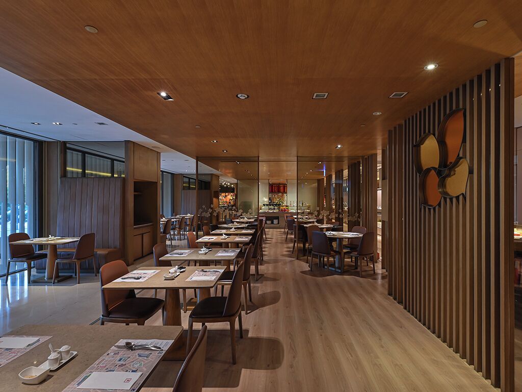2 restaurants; lunch and dinner served